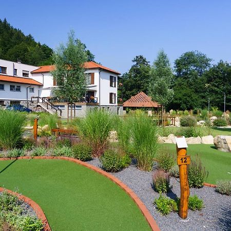 Hotel a restaurace U Vychopňů Vsetín Exterior foto